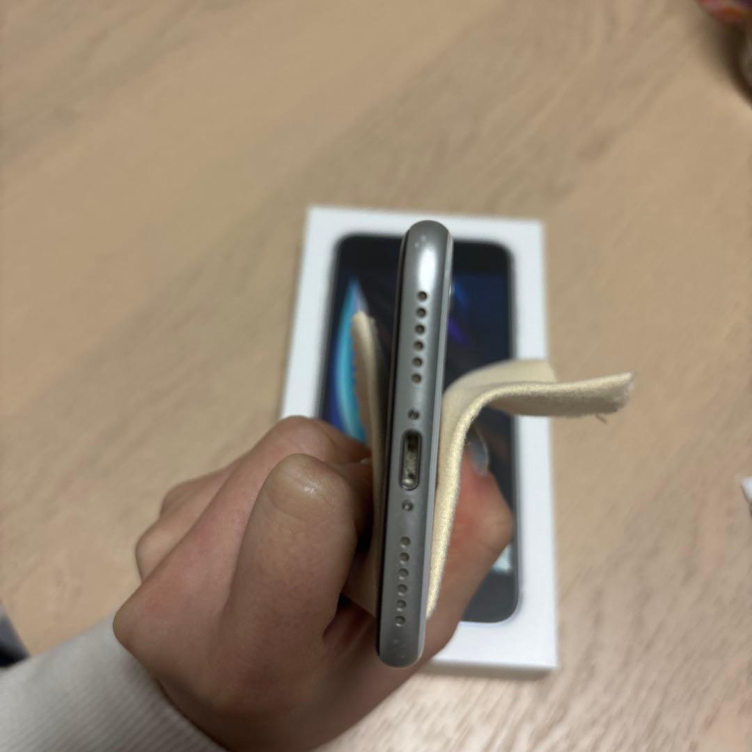 Apple iPhone SE第2世代本体 ホワイト