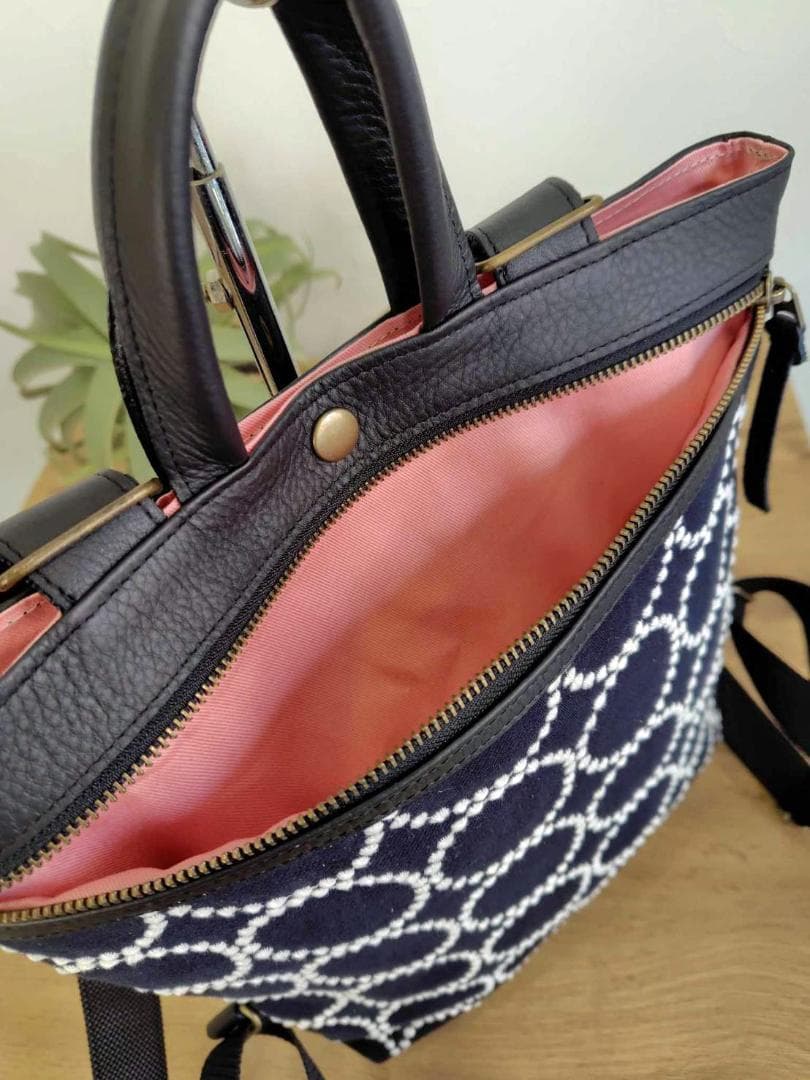 ミナペルホネン/2025tambourineタンバリンネイビー×白/牛革A4トー