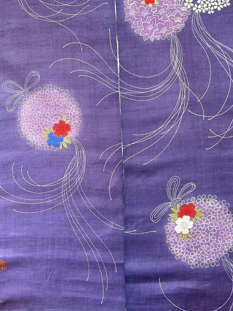 濃い紫色 薬玉の暖簾