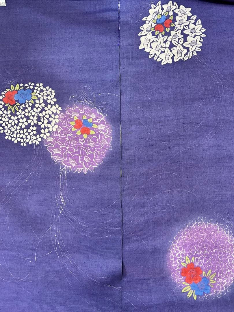 濃い紫色 薬玉の暖簾