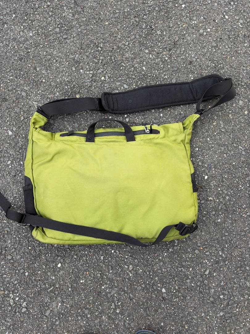 Patagonia ハーフマスバッグ　メッセンジャーバッグ グリーン