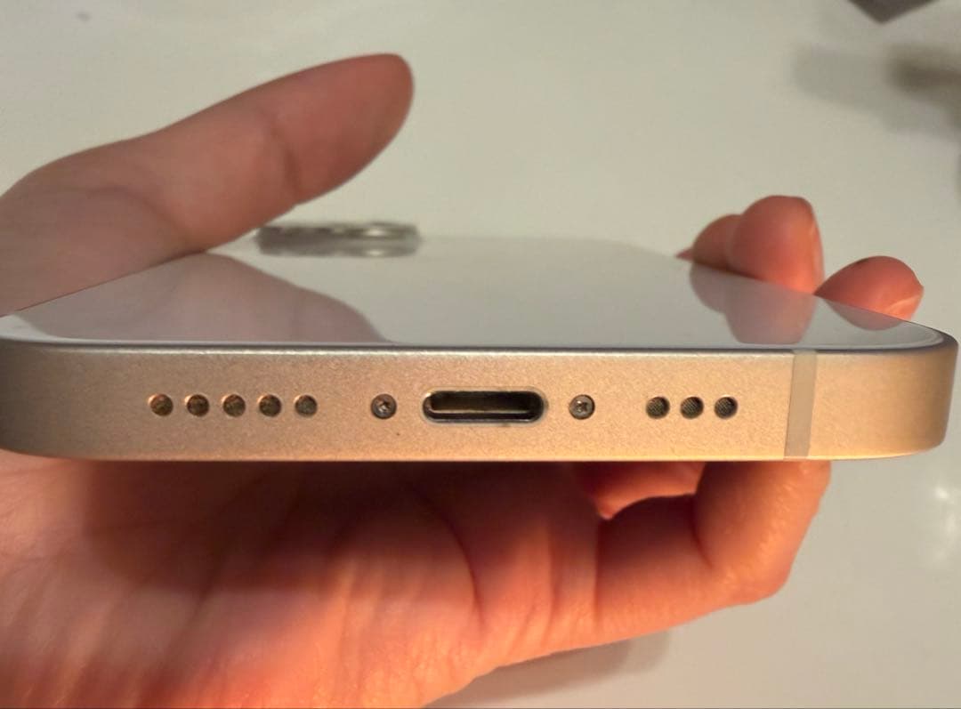 iPhone13 ホワイト　容量256GB 最大容量74%