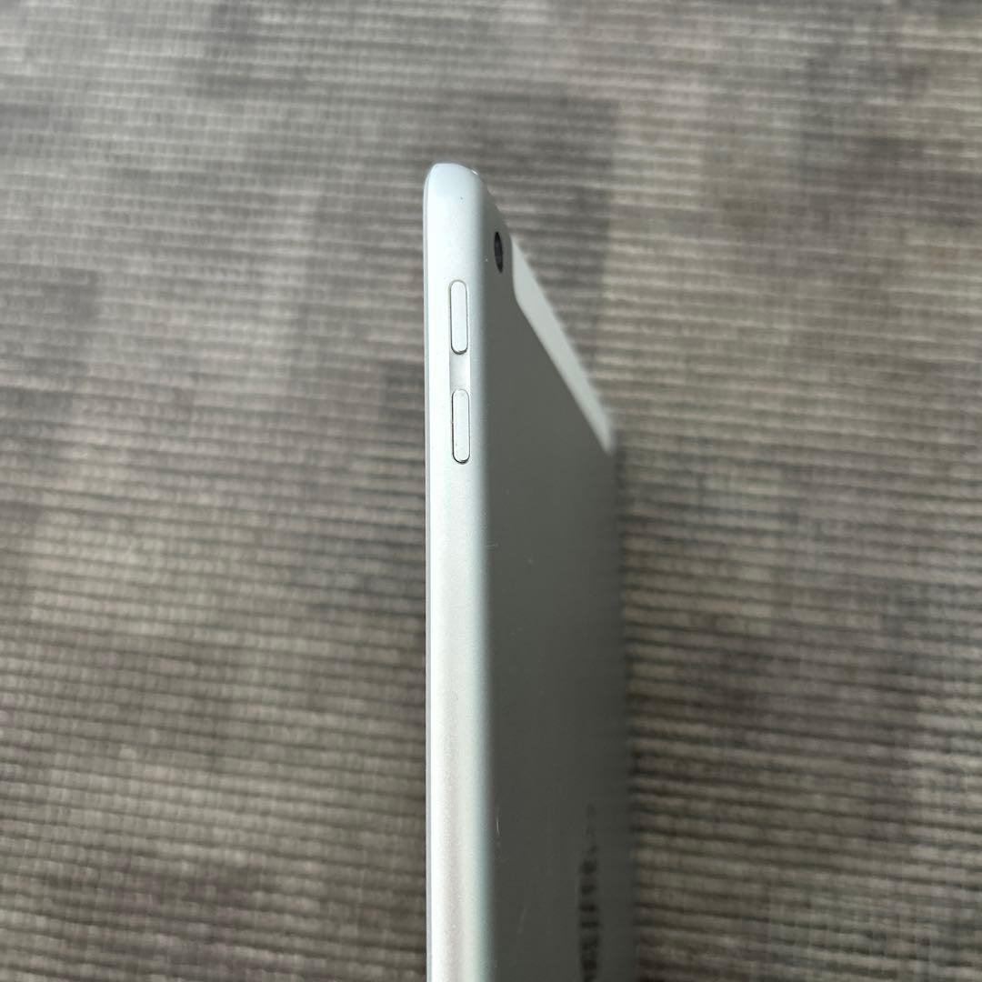 iPad 第5世代 9.7 Wi-Fi + Cellular 32GB カバー付