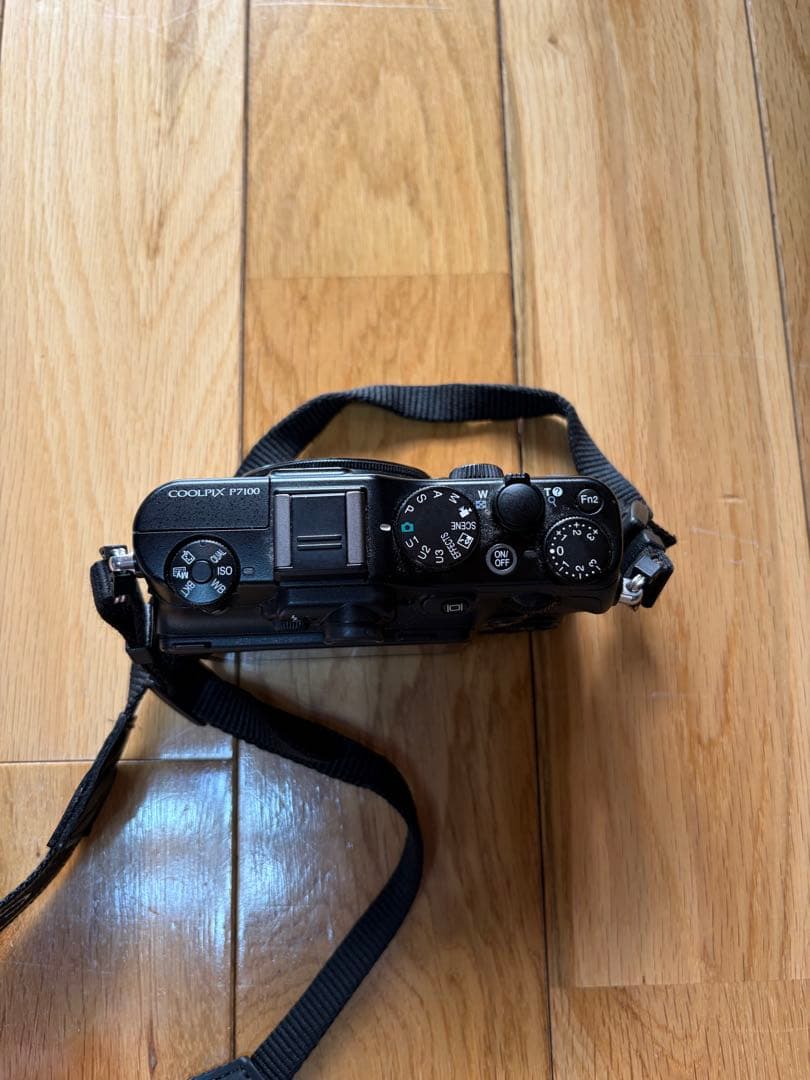 Nikon COOLPIX P7100 コンパクトデジタルカメラ　充電器付き