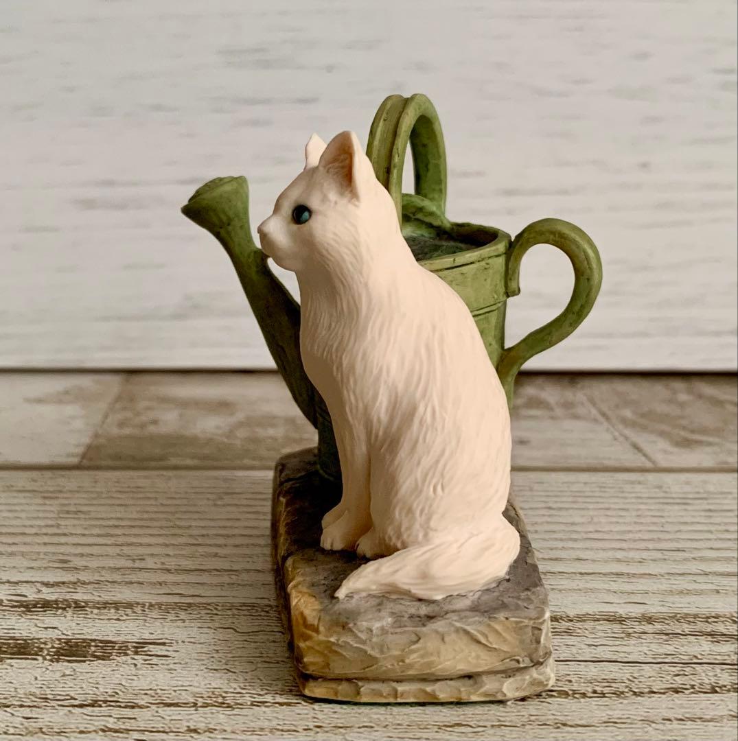 座っている白いねことじょうろ ピーターラビット ボーダーファインアーツ 置物