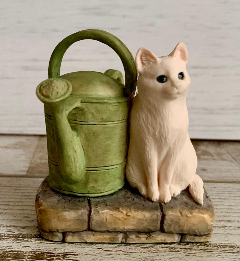 座っている白いねことじょうろ ピーターラビット ボーダーファインアーツ 置物