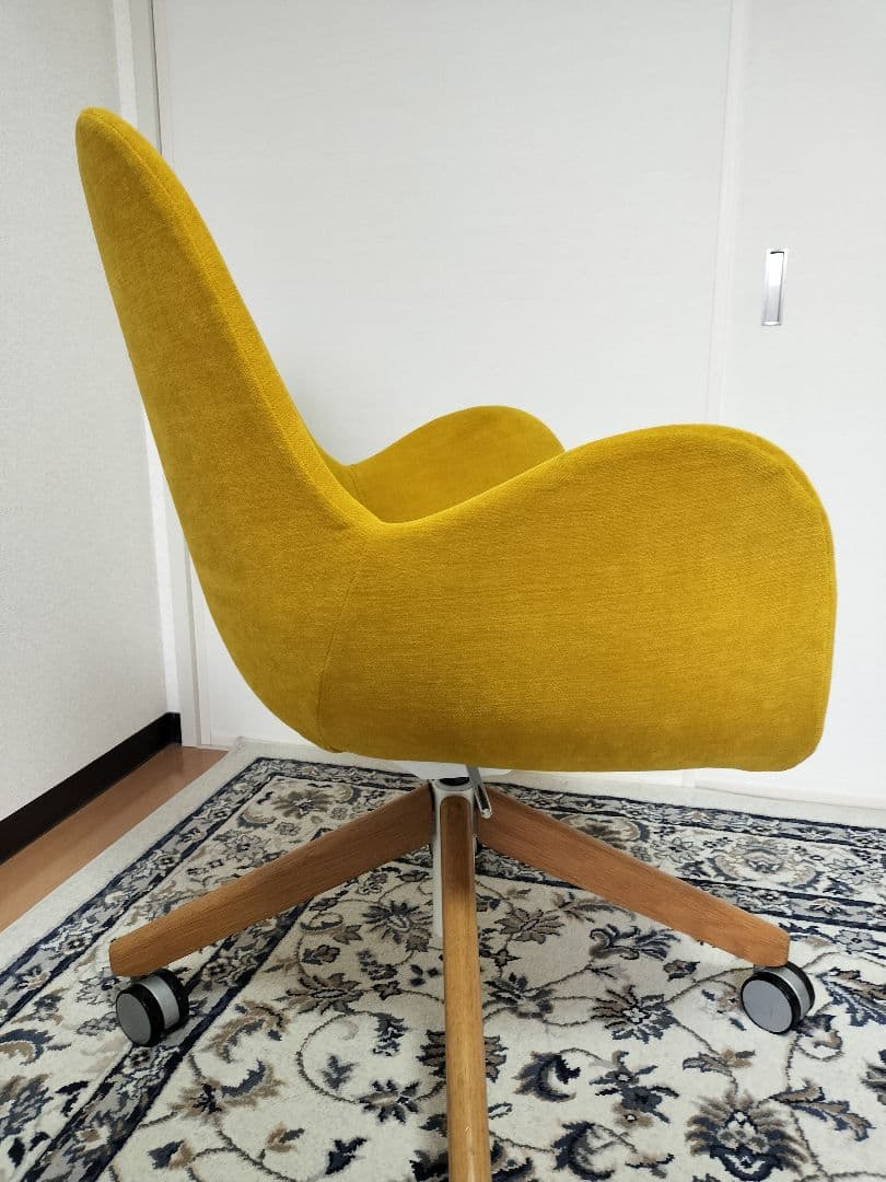 oliver　オリバー　アームチェア　イエロー　木製脚　キャスター付き