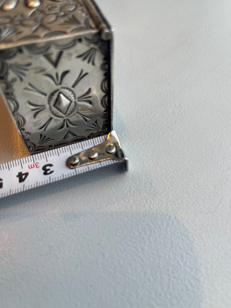 ナバホ族ジェリー・N・プラテロターコイズ付き銀製ボックス