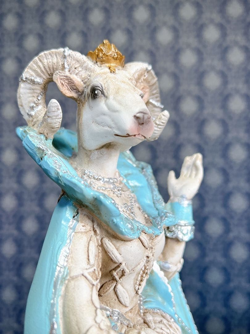 ドレスを着たヤギのオブジェ　置物　インテリア　樹脂　山羊