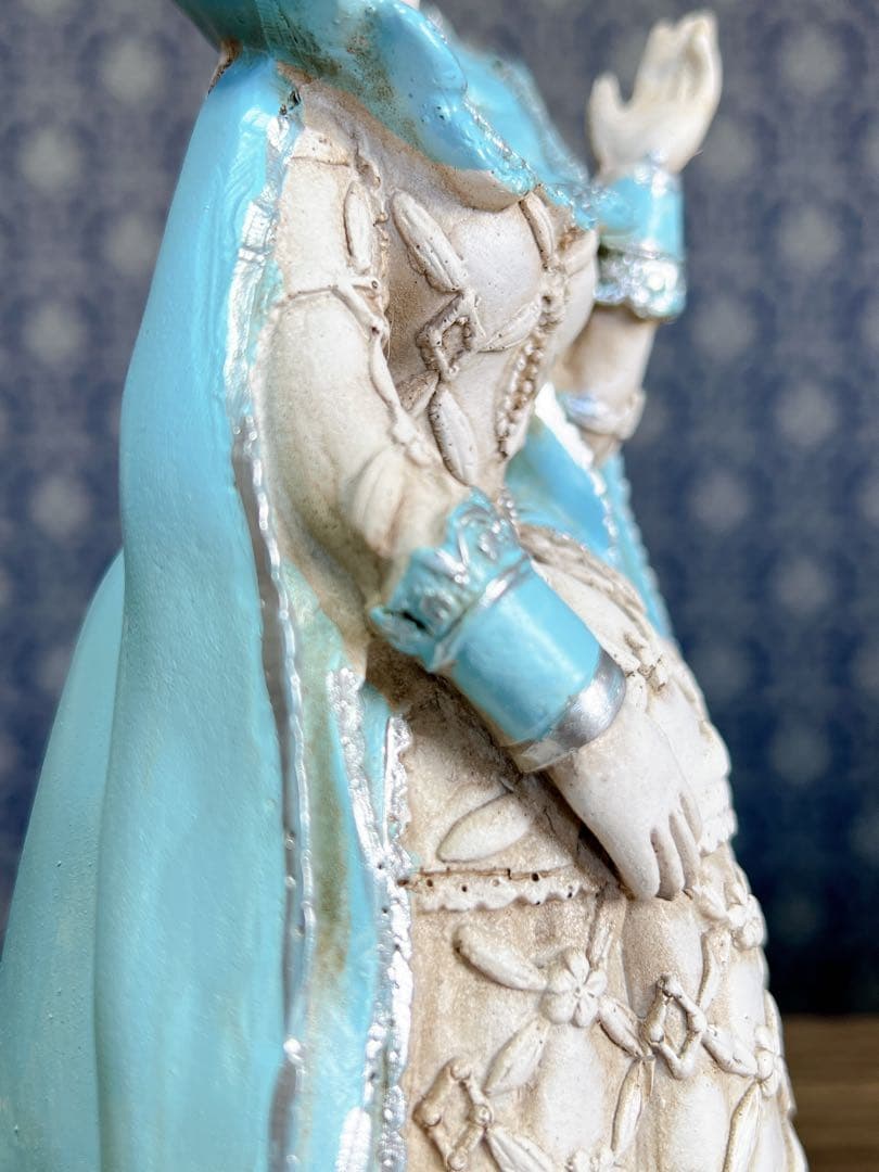 ドレスを着たヤギのオブジェ　置物　インテリア　樹脂　山羊