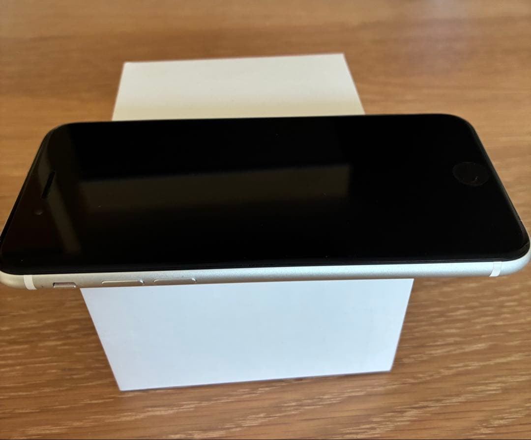 美品　iPhone SE2 sim フリー　64GB ホワイト