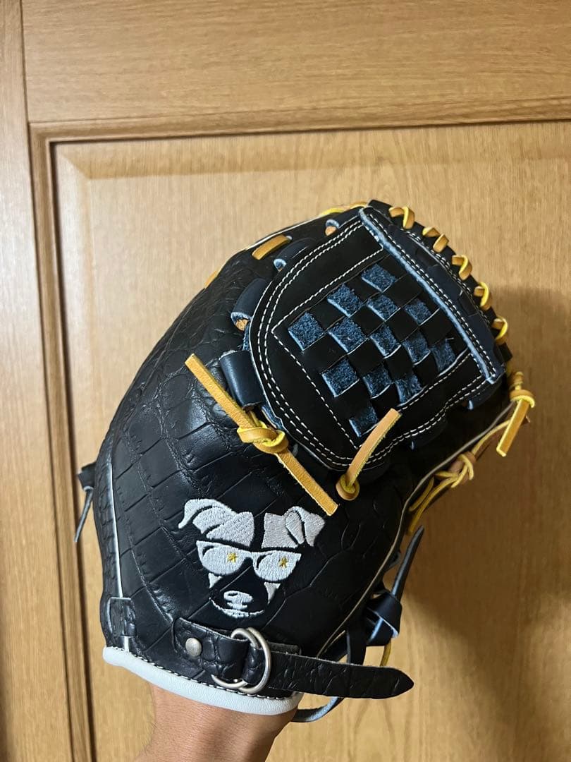 黒いレザー投手用グローブ