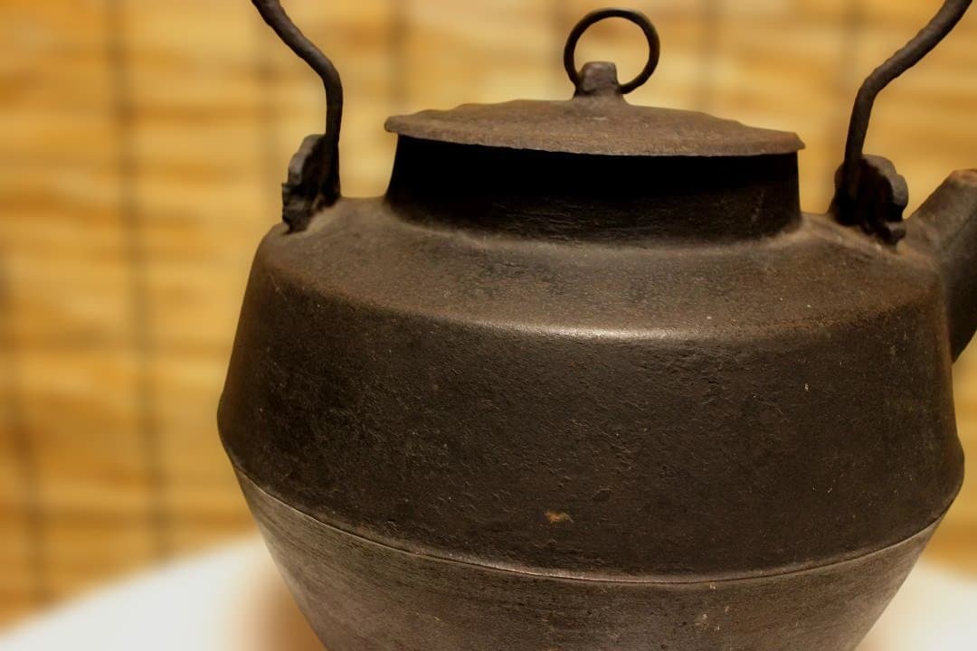 古鉄瓶　　銅環三足鉄砲口大鉄瓶　希少品　　水漏れなし