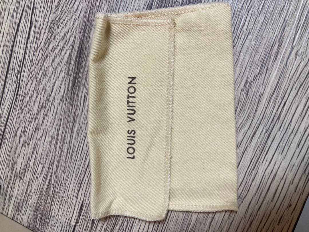 LOUIS VUITTON LVロゴキーホルダー