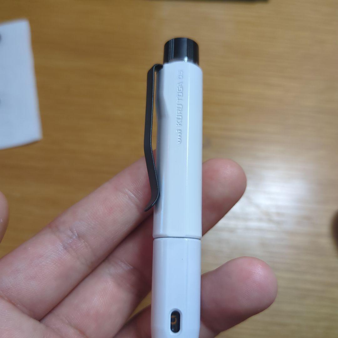 クルトガダイブ　マットブラックかホワイト