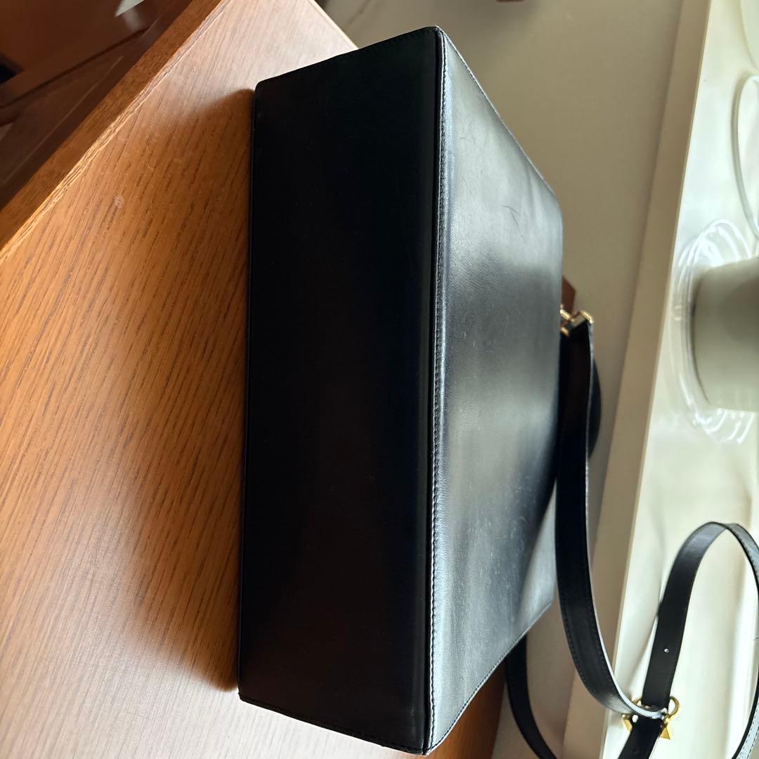 フェラガモ ガンチーニ黒ハンドバッグ　ショルダーストラップ付き