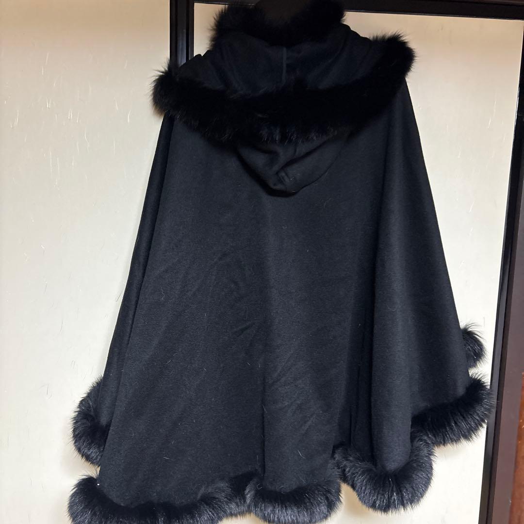 ブラックファー付きケープ