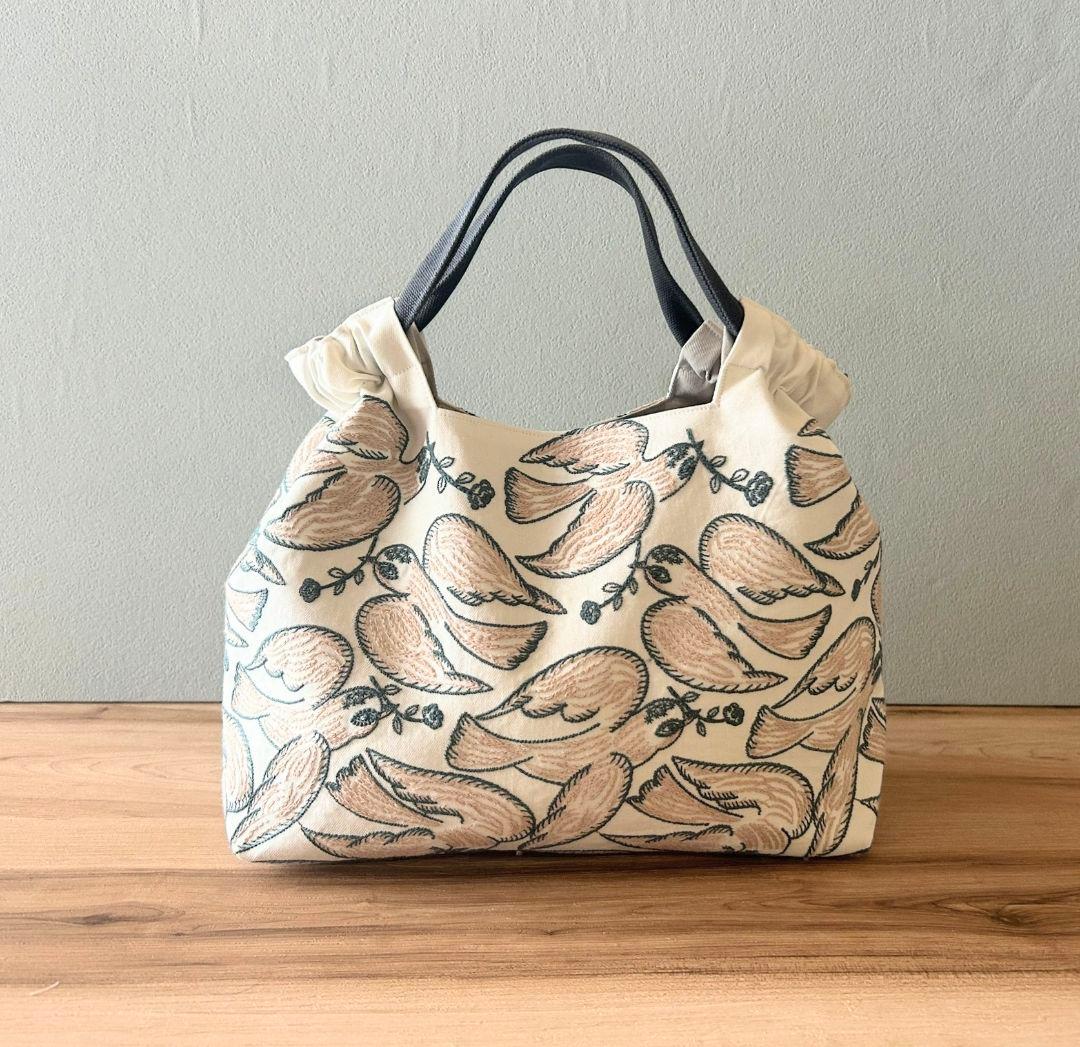 ミナペルホネンハンドメイドシャーリングバッグ（フォローウイングデイ、ホワイト）