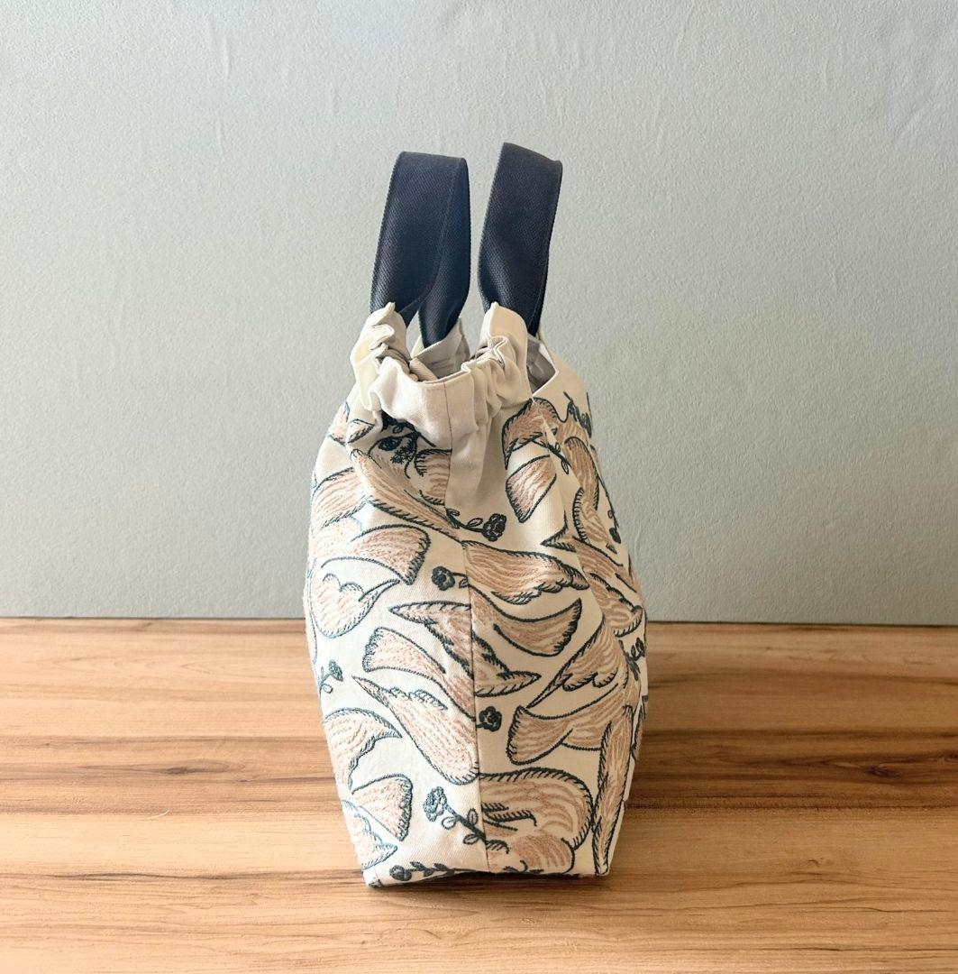 ミナペルホネンハンドメイドシャーリングバッグ（フォローウイングデイ、ホワイト）