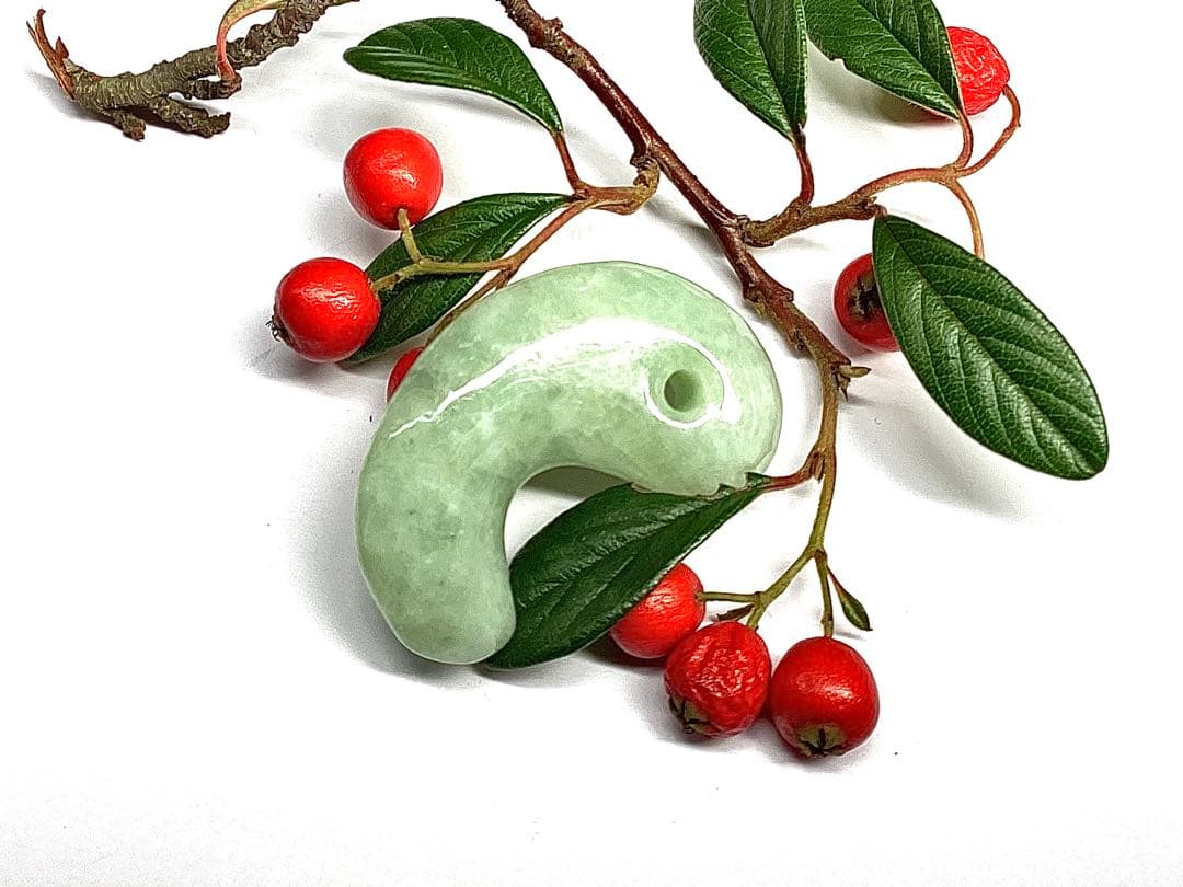 ✳糸魚川翡翠ジェダイト勾玉　希少*平塚古墳型 抜群の氷肌紋様の透過　ソーティング