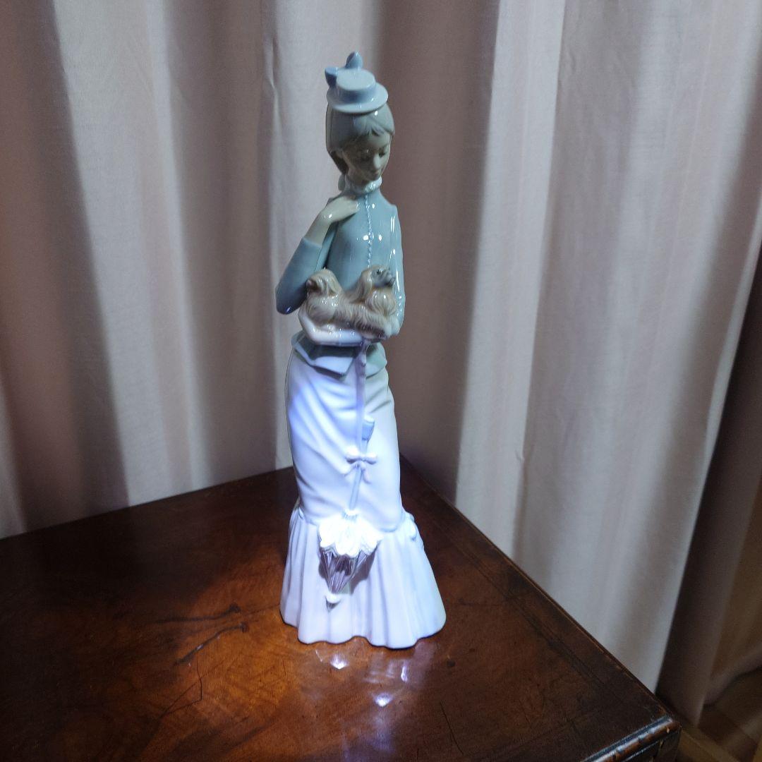 リヤドロ　青と白の陶器製女性像 子犬付き