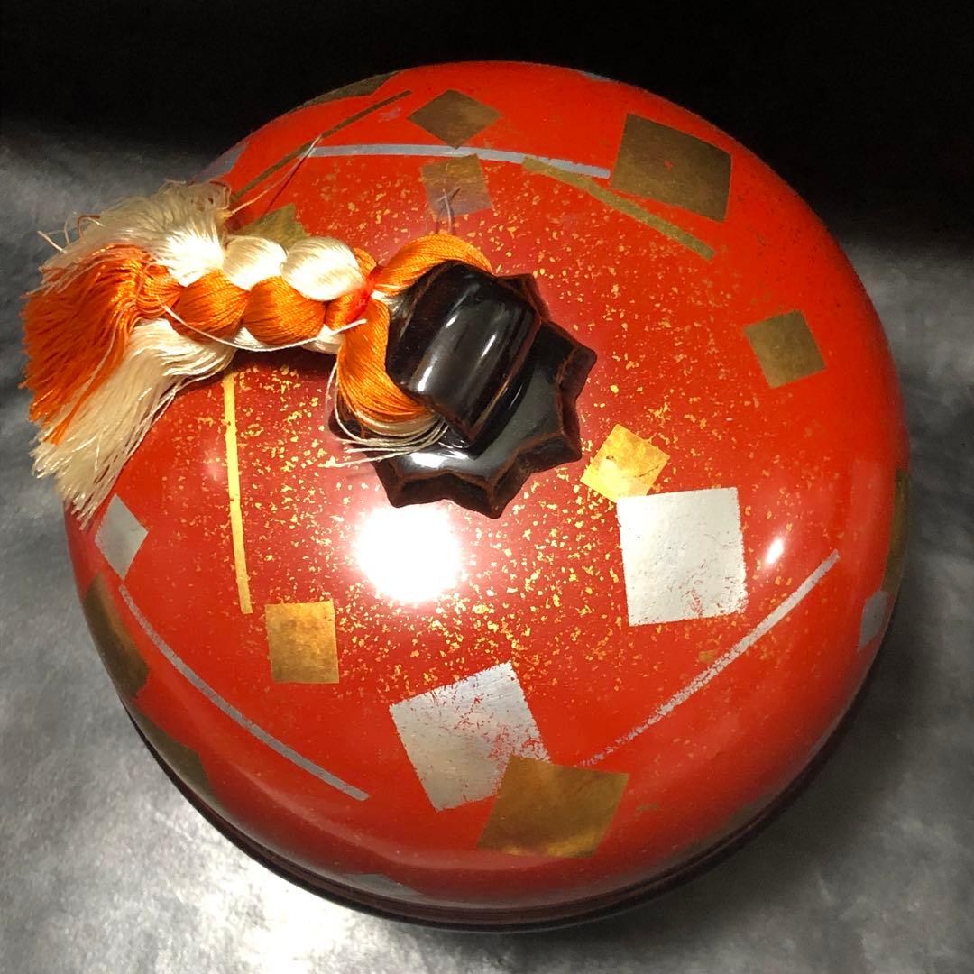 美しい古美術品◼️蔵から雅な美しい漆塗りの特大サイズの丸い入れ物が出て来ました。